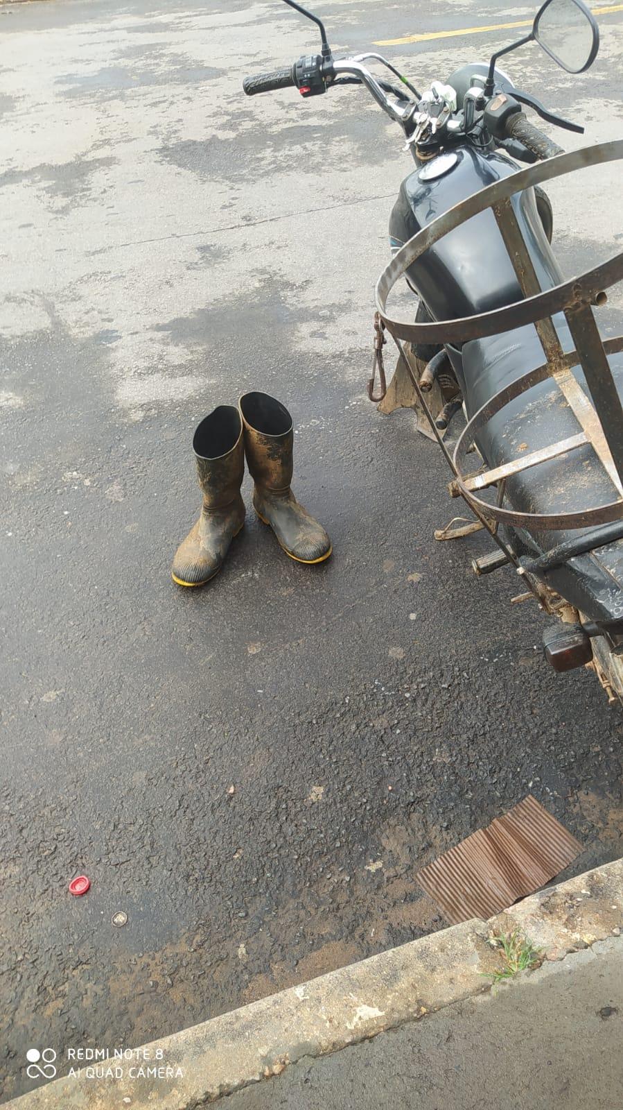 Tanta pressa que o entregador se esqueceu de calçar as botas