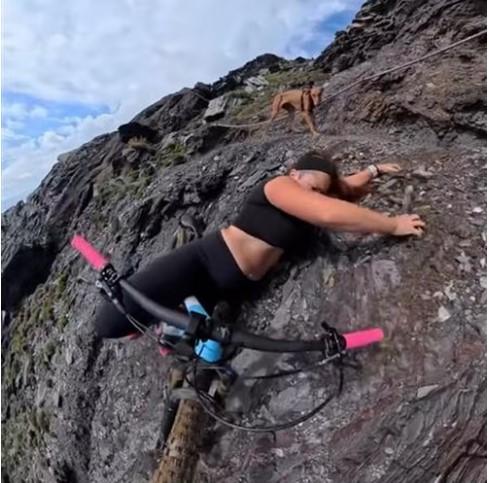 Ciclista registra momento que escorrega à beira de precipício e se salva por pouco
