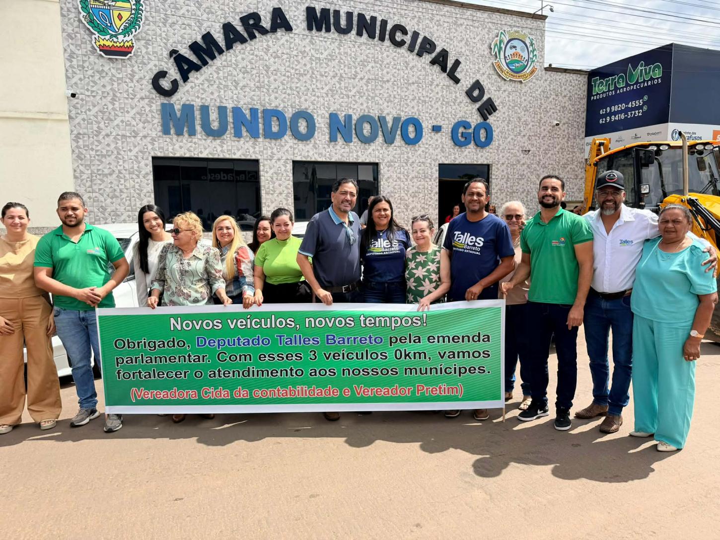 Talles Barreto vai a Mundo Novo para entrega de veículos