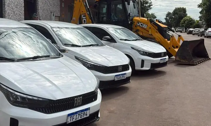 Talles Barreto vai a Mundo Novo para entrega de veículos